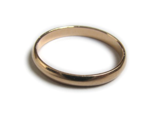 gold-ring-1-1424764-639x452